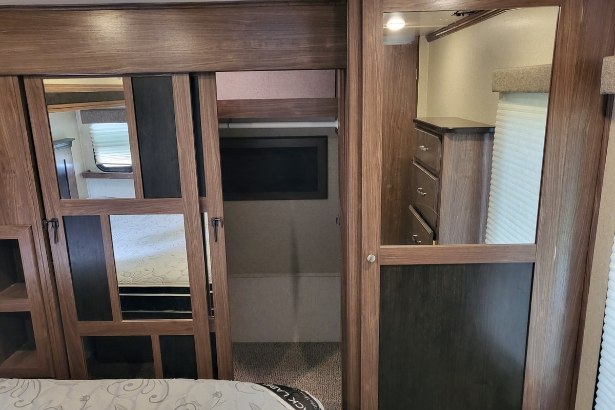 2016 Hartland Oakmont 375QB Quad Bunkhouse, 13