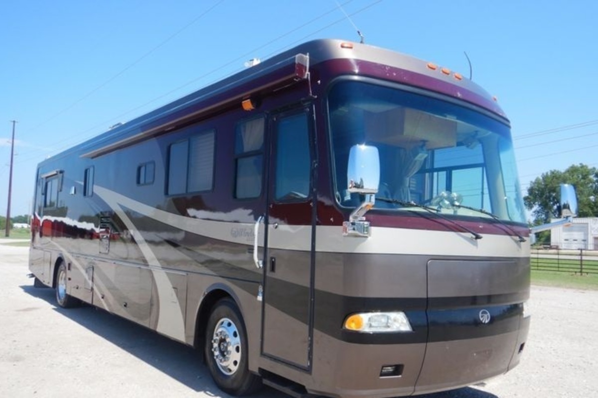 2003 Monaco Windsor 40PBDD RV, 1