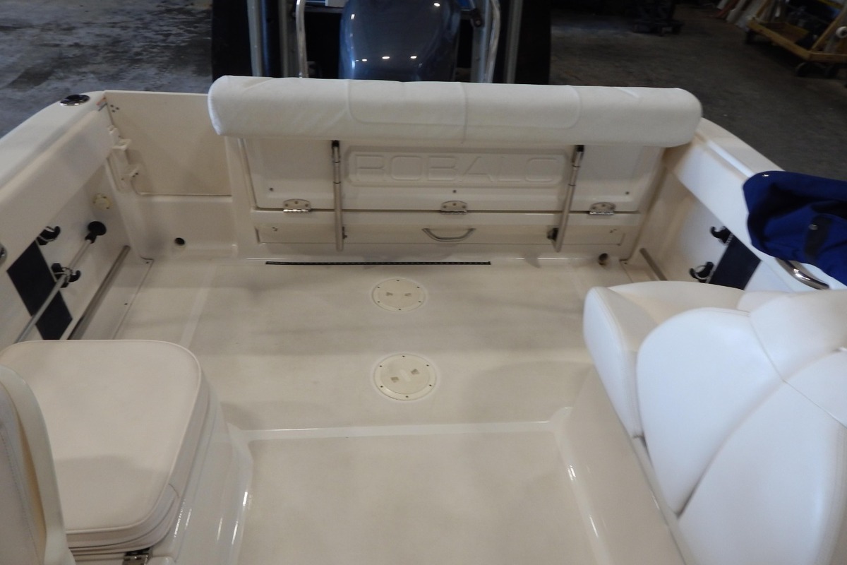 2010 Robalo R227 Dual Console, 10