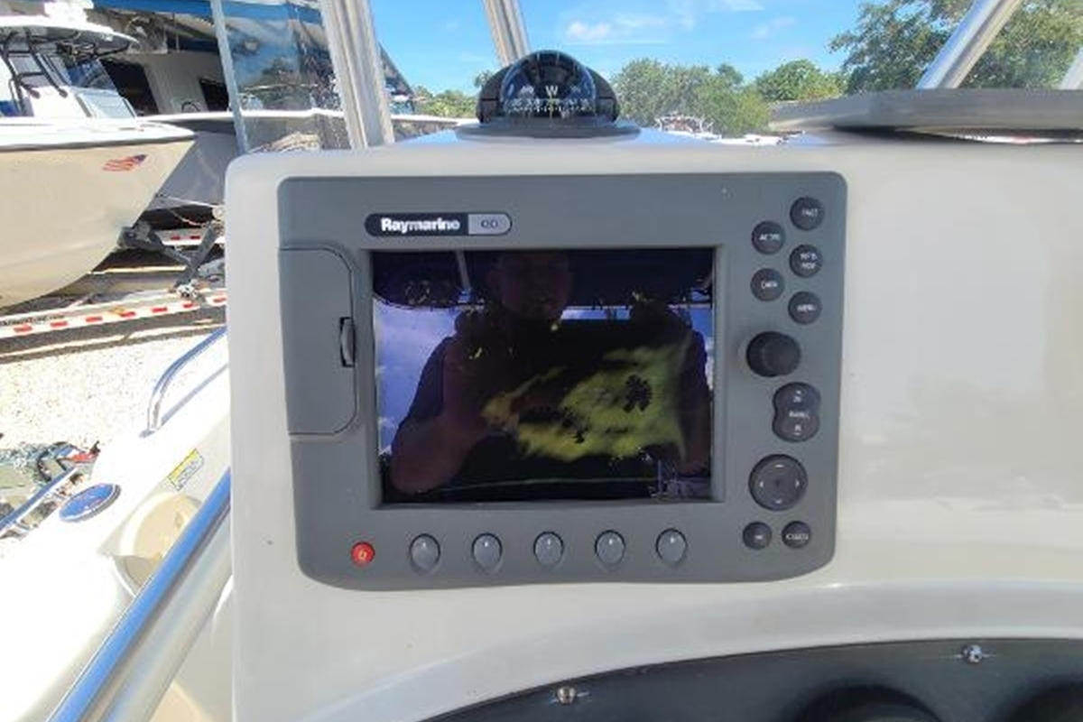 2005 Boston Whaler 210 Outrage, 17