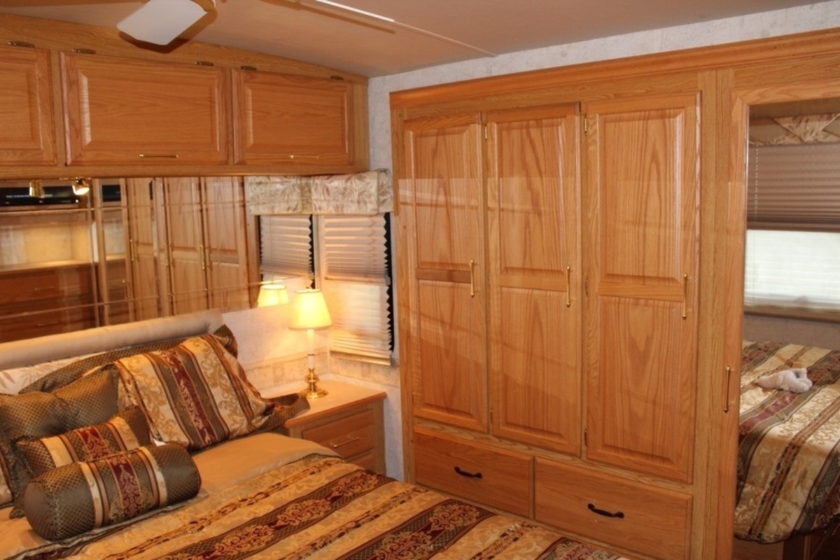 2005 Winnebago Journey 36G, 18