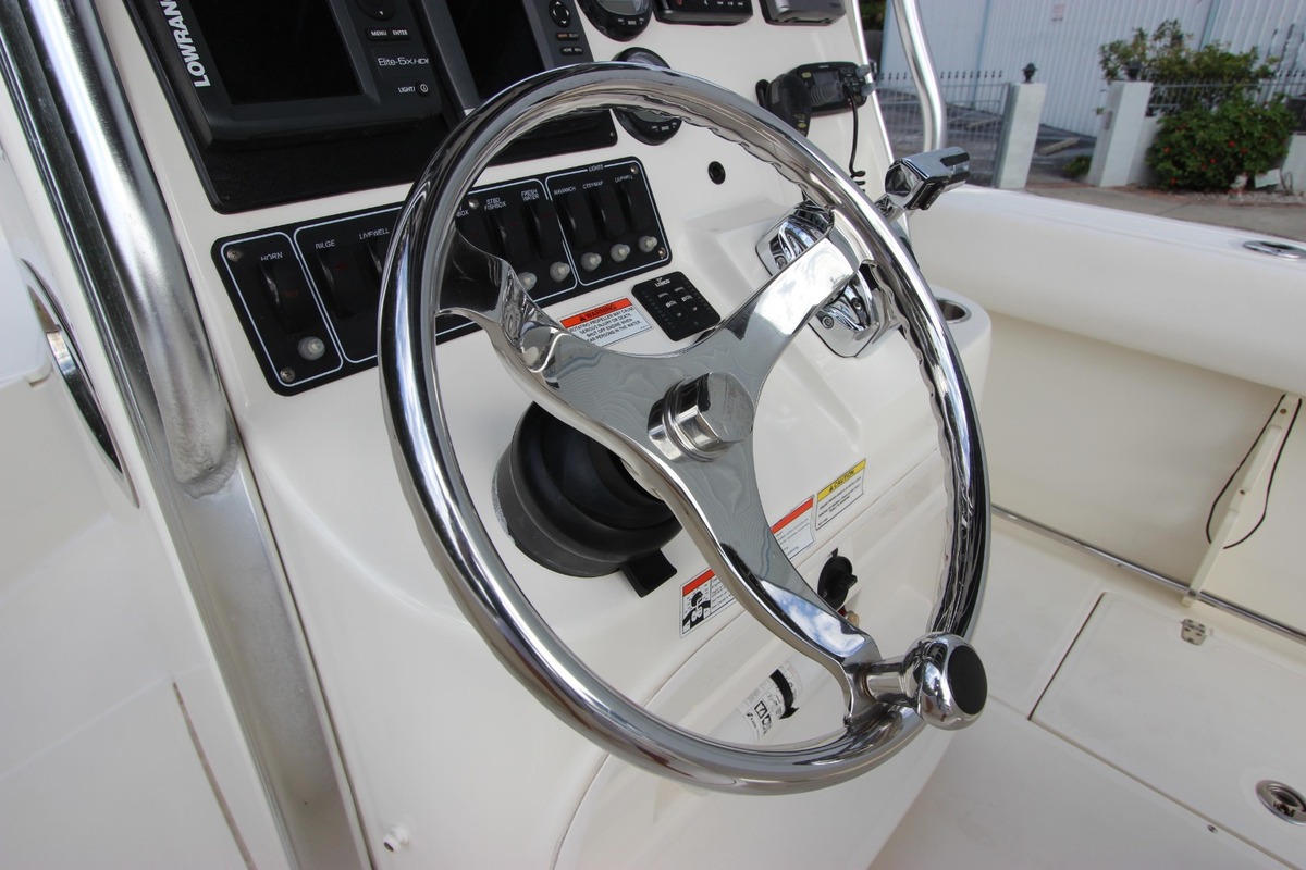 2011 Boston Whaler 220 Outrage, 21