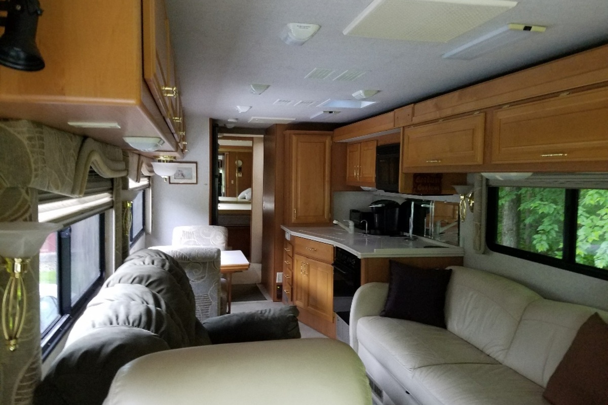 2001 2001.5 Fleetwood Discovery 38D in East Hampton, CT