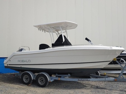 2017 Robalo R222 Center Console