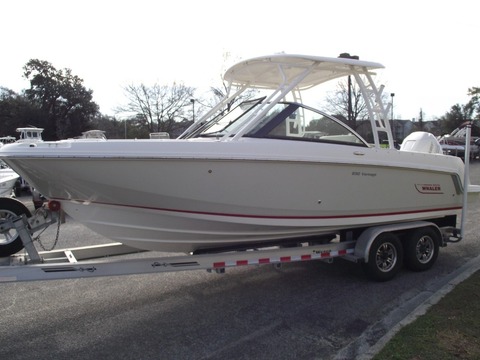 2017 Boston Whaler 230 Vantage