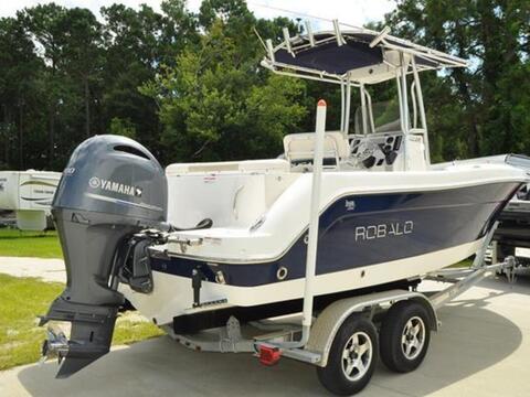 2017 Robalo R222 Center Console