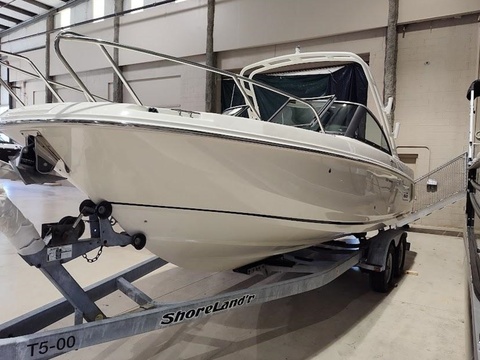 2017 Boston Whaler 230 Vantage