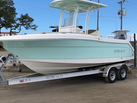 2017 Robalo R222 Center Console