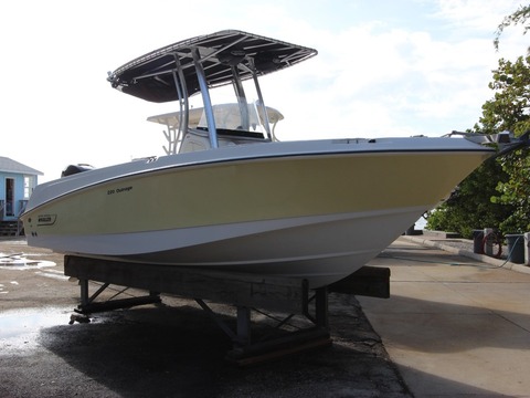 2011 Boston Whaler 220 Outrage