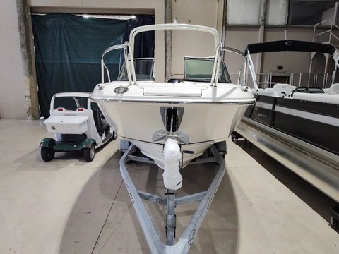 2017 Boston Whaler 230 Vantage