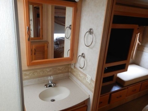 2005 Fleetwood Discovery RV
