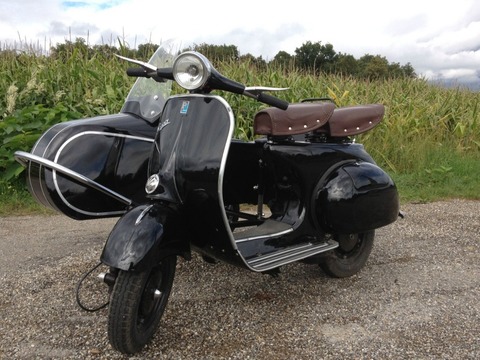 1964 VESPA WITH SIDE CAR