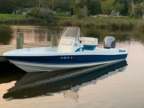 2004 Triton Boats 220 LTS