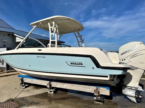 2016 Boston Whaler 230 Vantage