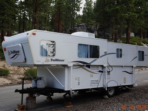 2004 Trailmanor 2720QB White