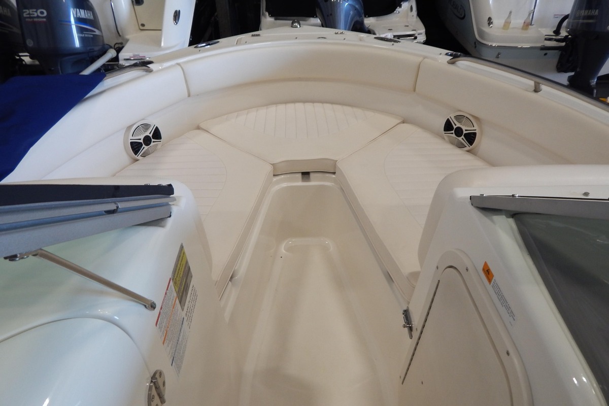 2010 Robalo R227 Dual Console, 21