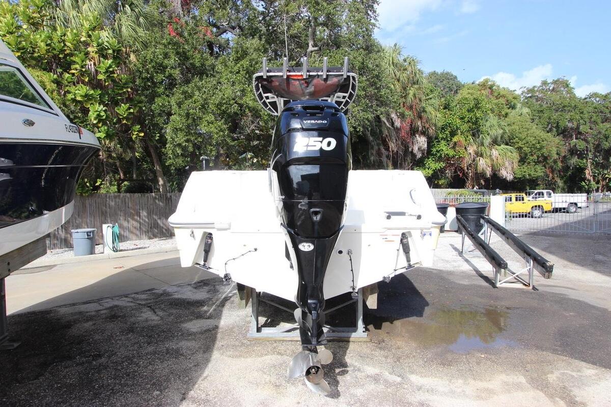 2011 Boston Whaler 220 Outrage, 4