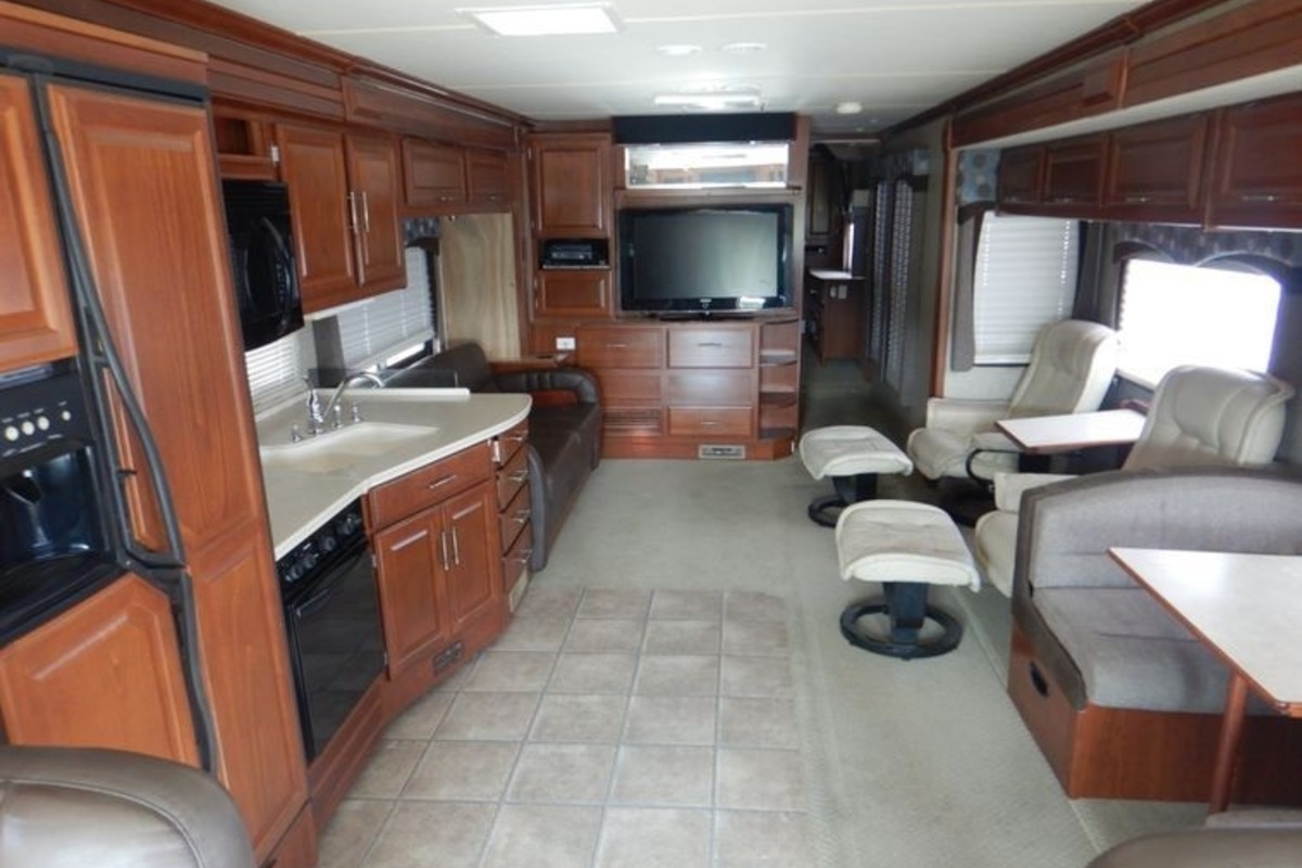 2008 Fleetwood Discovery RV, 4
