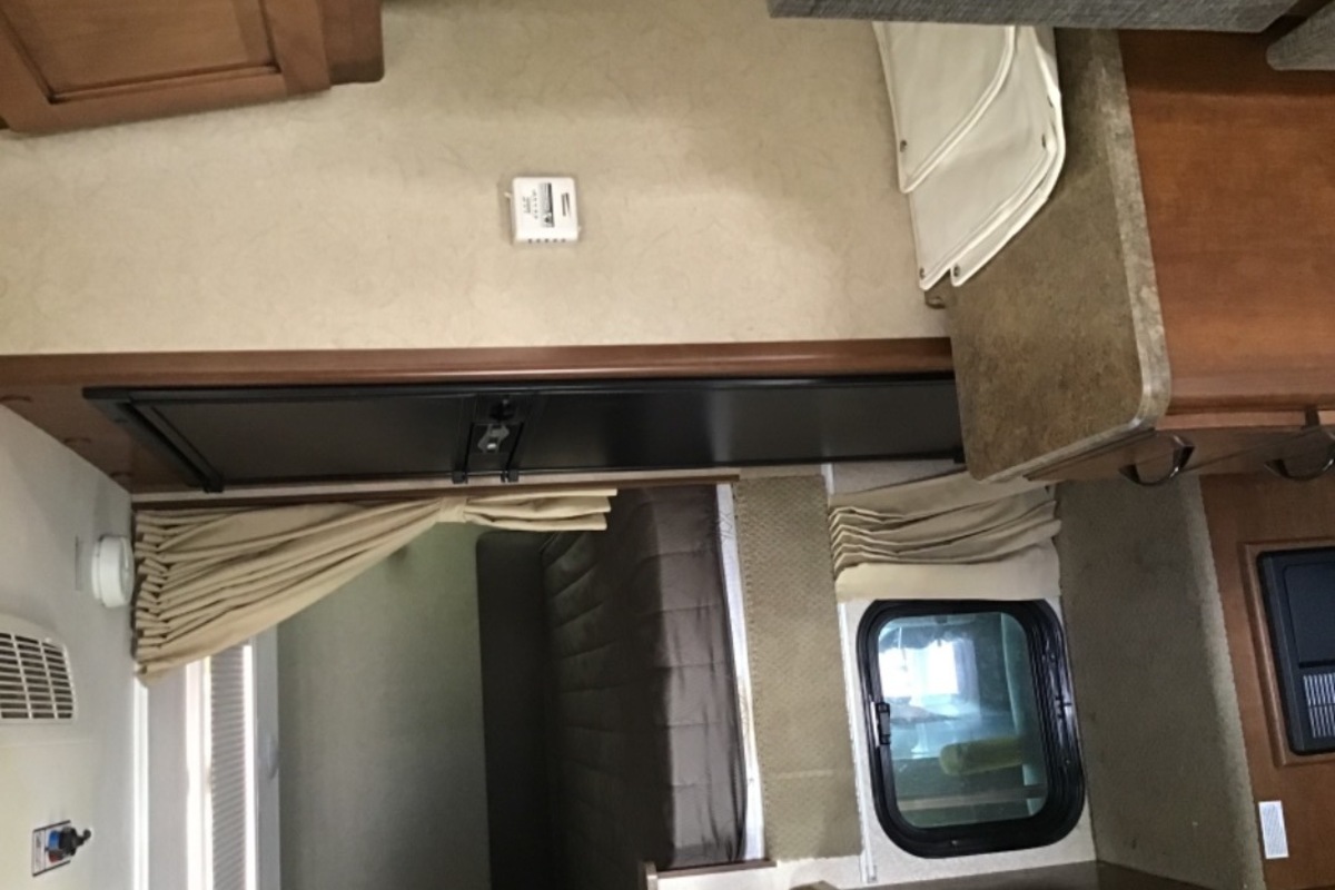 2015 Lance 1050s, 3