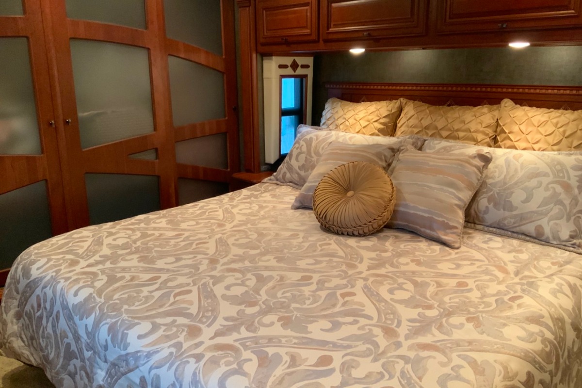 2013 Winnebago Tour 42GD, 21