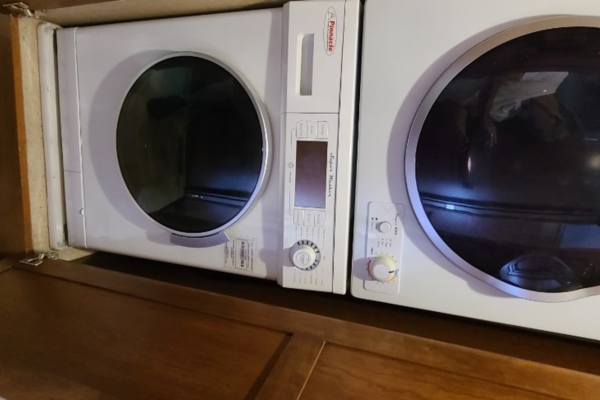 2015 Dynamax Trilogy 38WT Low Miles and 2 yr warranty, 18