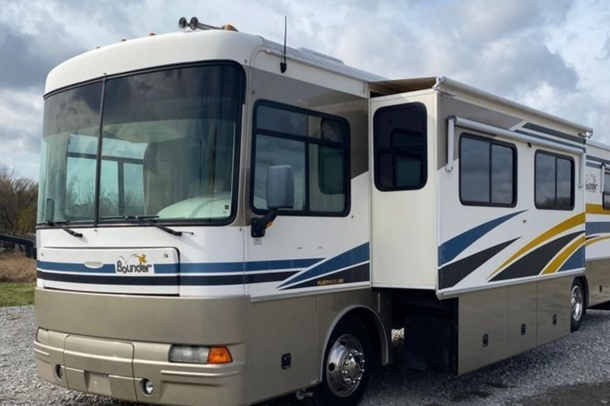 2003 Fleetwood Bounder RV, 0
