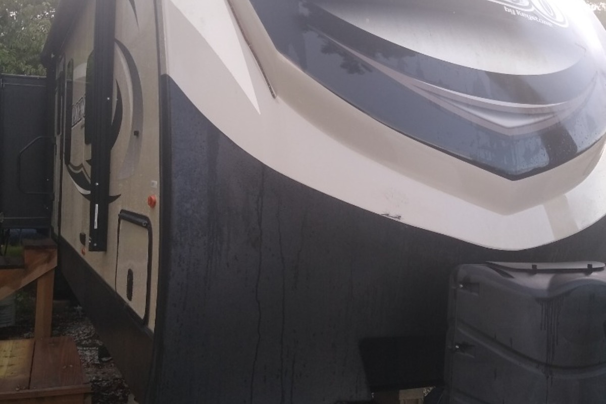2017 Laredo 335MK, 0