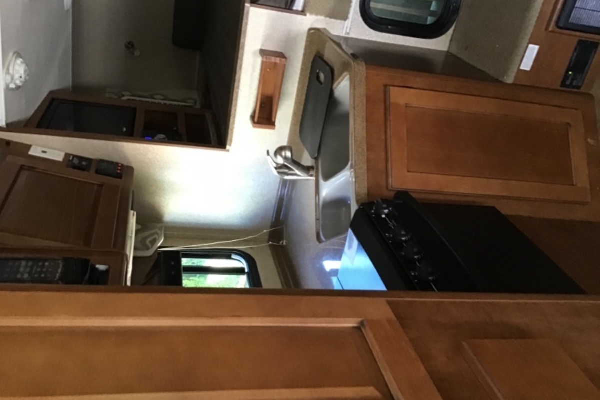 2015 Lance 1050s, 2