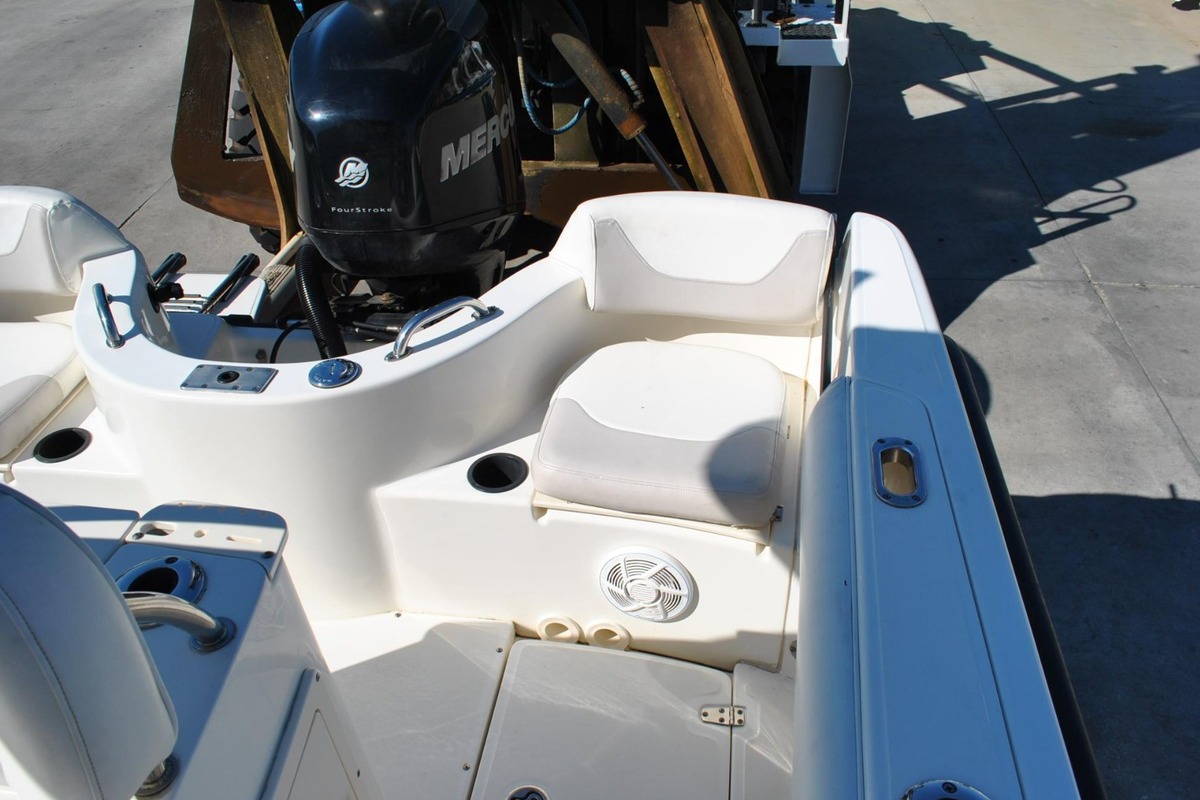 2008 Boston Whaler 210 Outrage, 10