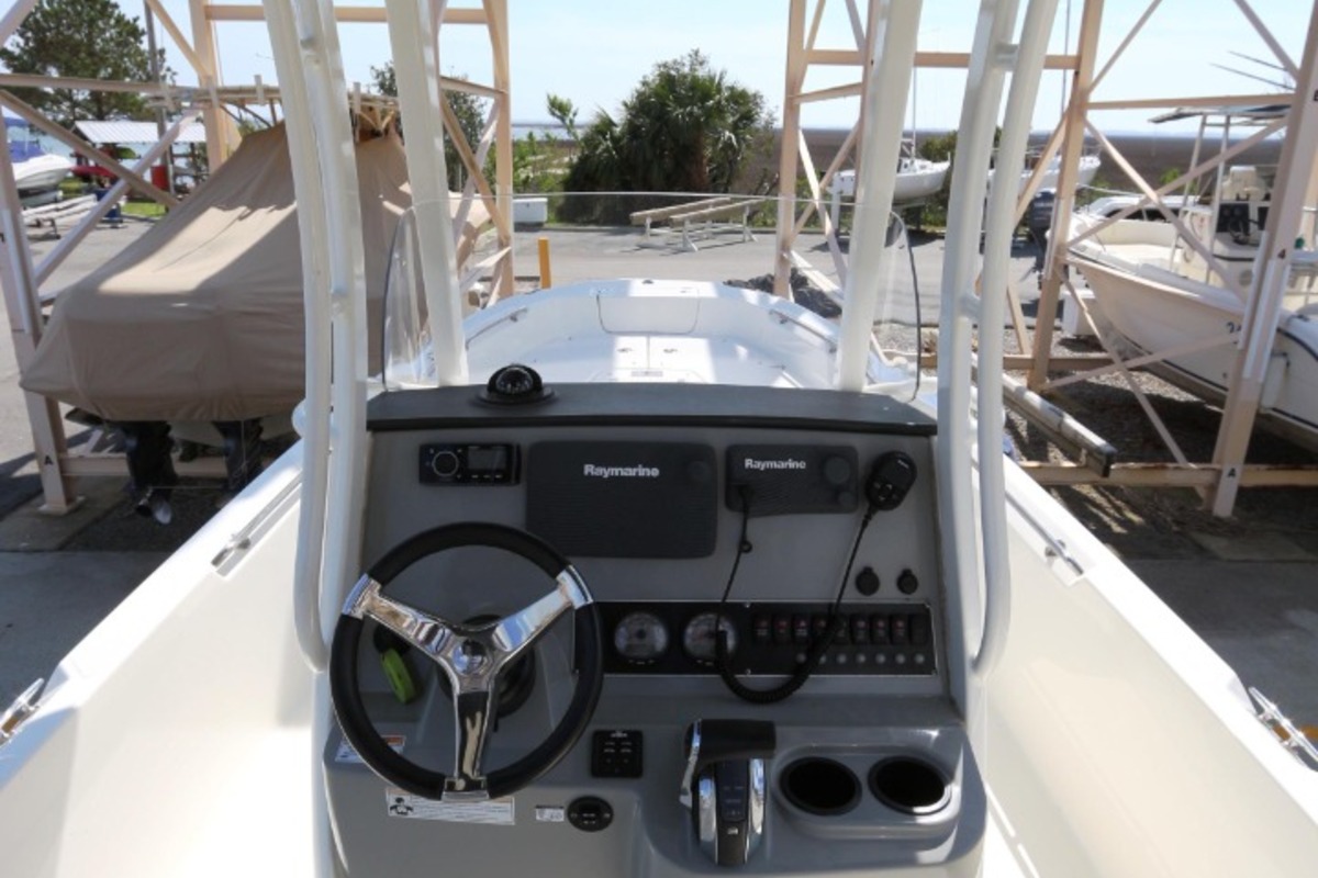 2015 Boston Whaler 240 Dauntless, 37