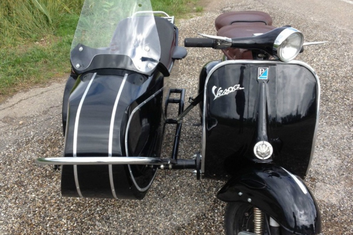 1964 VESPA WITH SIDE CAR, 1