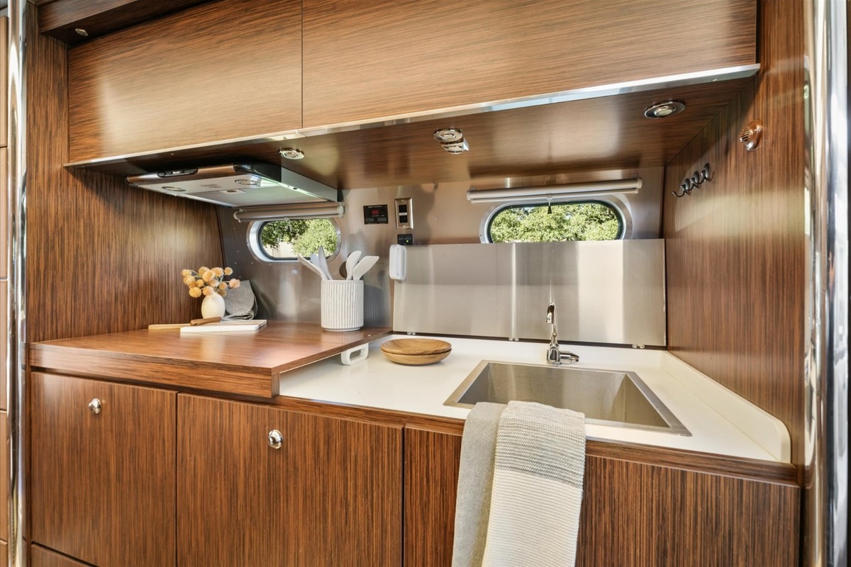 2016 Airstream Land Yacht 28FB in Dallas, TX