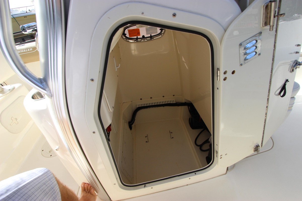 2011 Boston Whaler 220 Outrage, 6