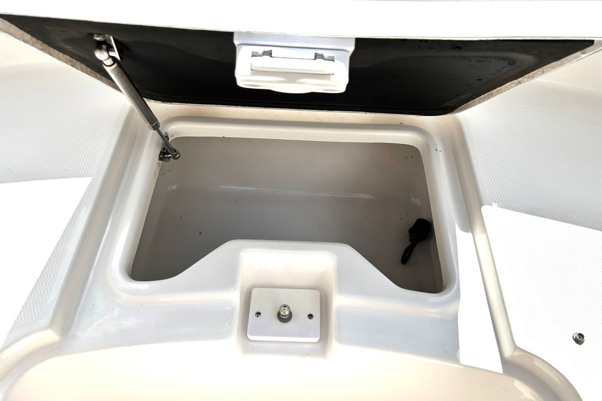 2015 Robalo R247, 8