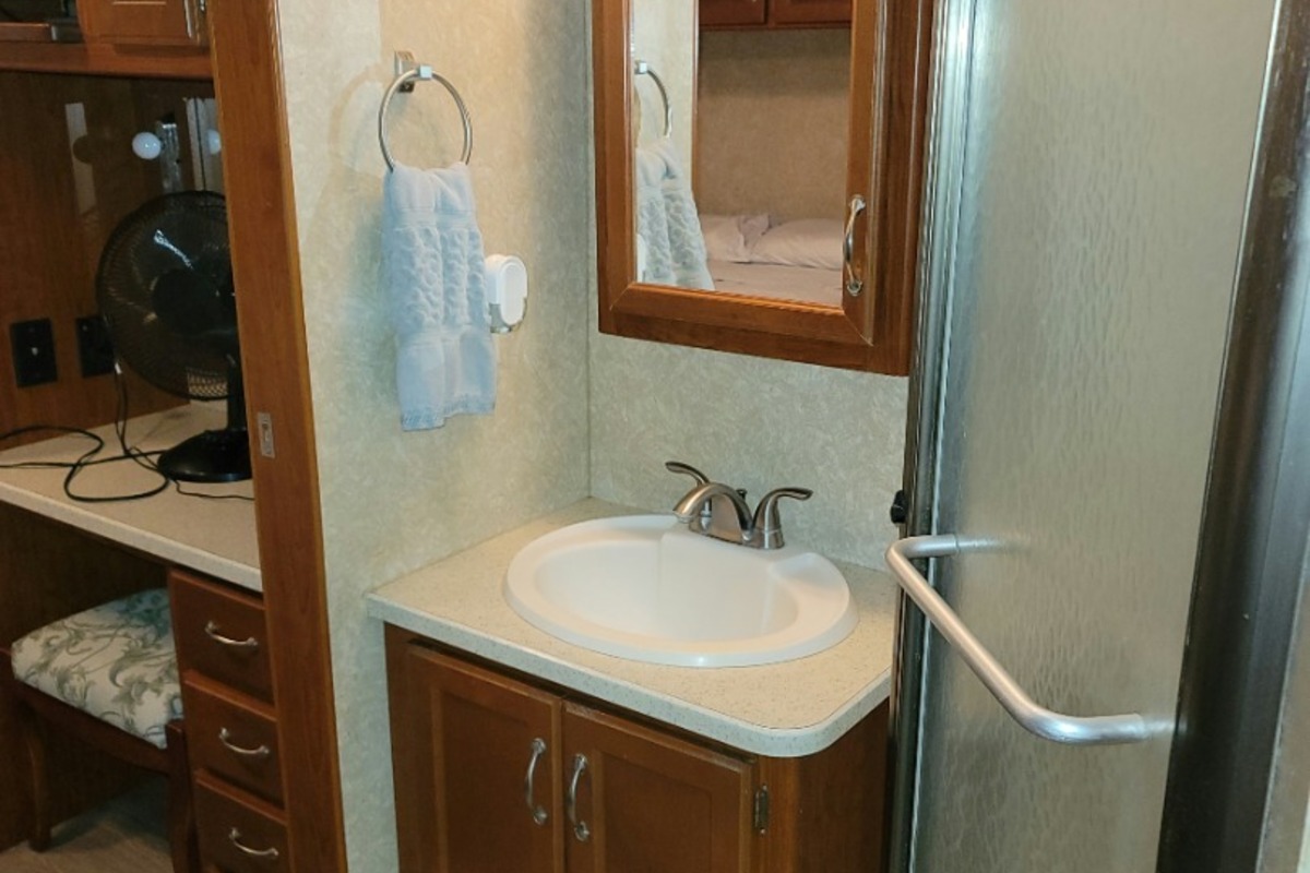 2007 Four Winds Hurricane 32R, 17