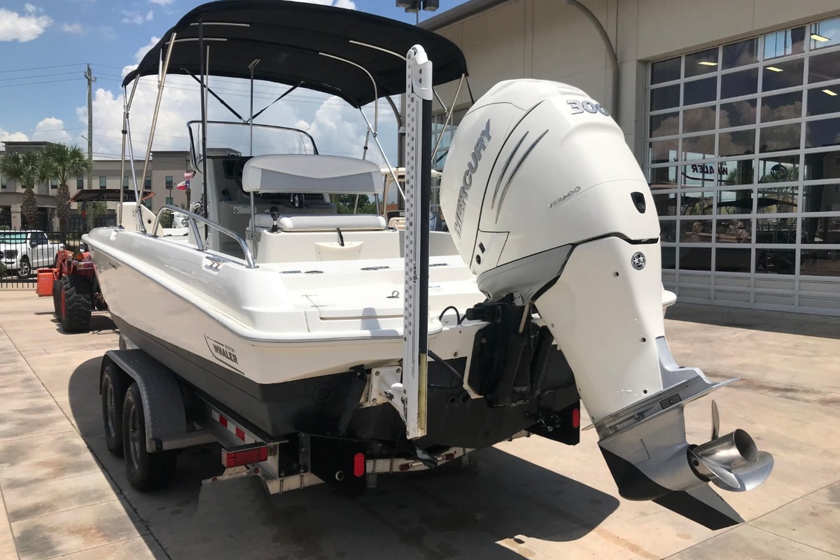2015 Boston Whaler 240 Dauntless, 1