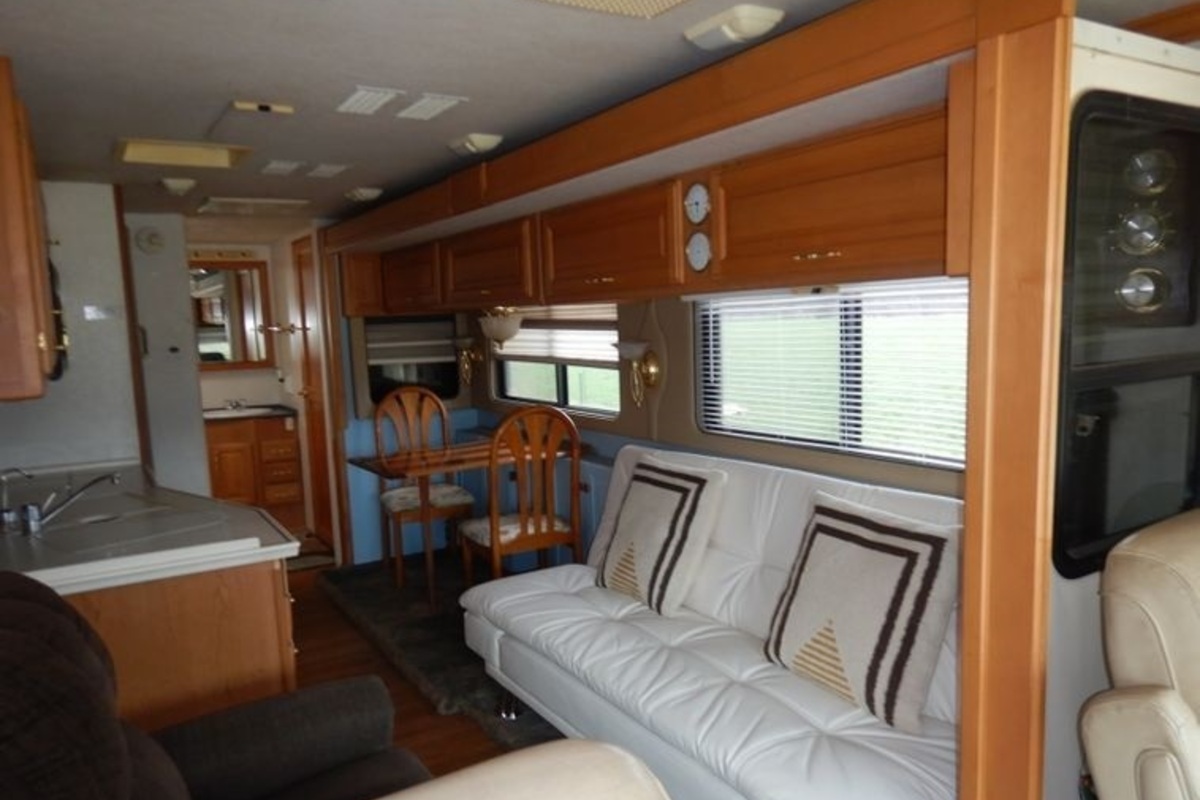 2000 Freightliner Fleetwood Discovery RV, 4