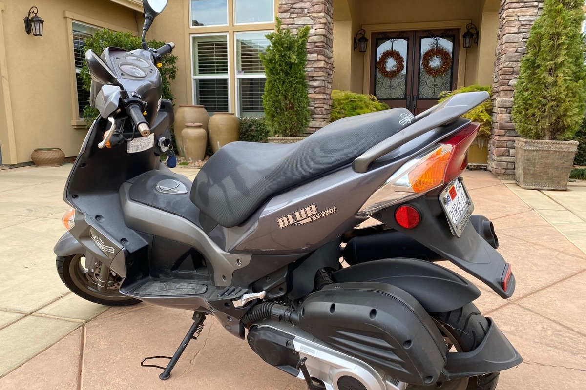 2011 Genuine Scooter Blur 220i, 1
