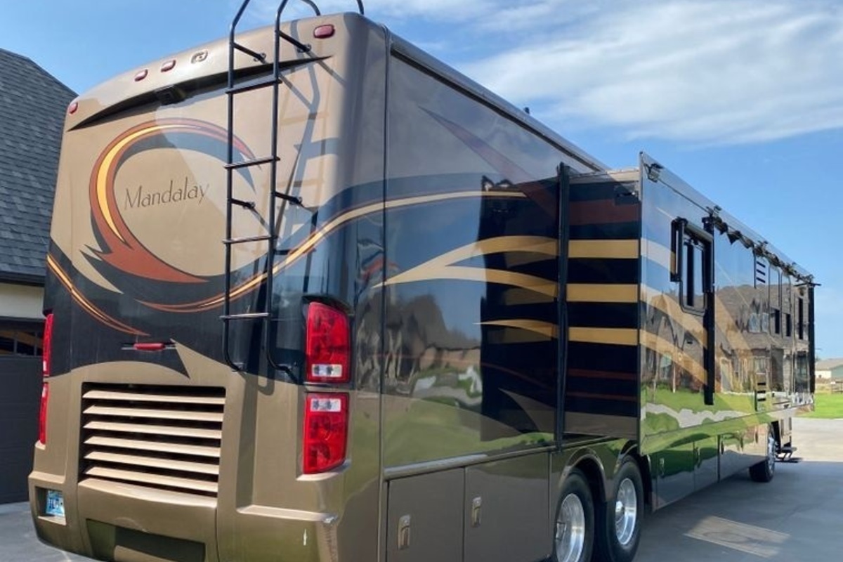 2009 Freightliner XC-R Mandalay RV, 2