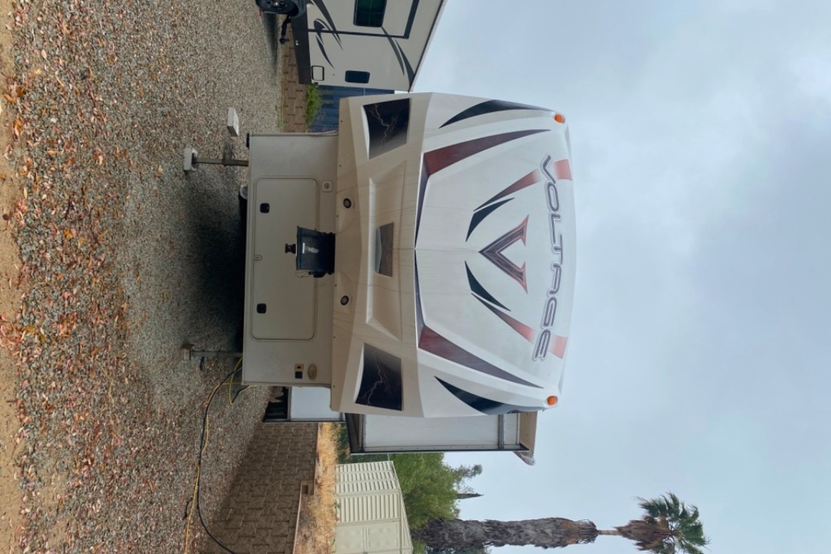2011 Dutchman Voltage Toy hauler, 15