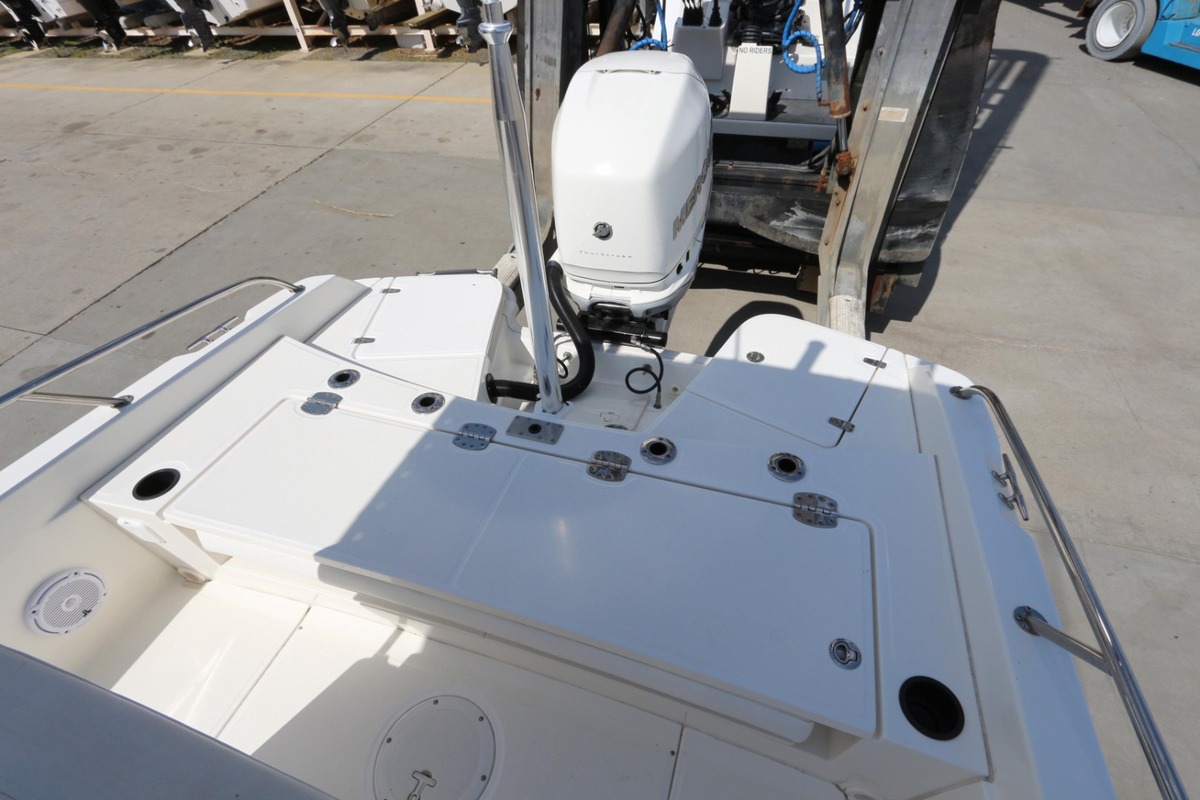 2015 Boston Whaler 240 Dauntless, 35