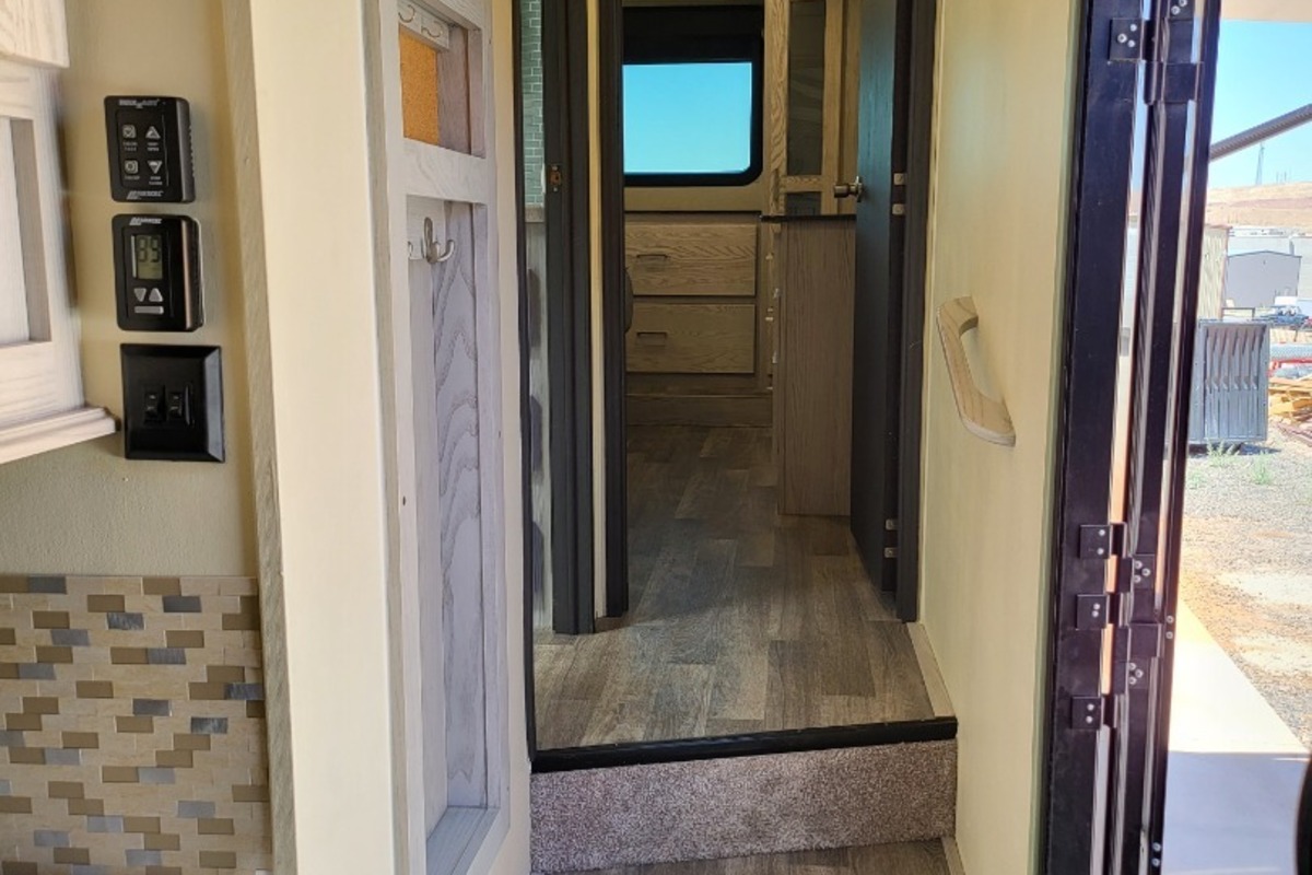 2021 Keystone Montana High Country 335BH 2 Bathrooms 2 A/C's Auto Level, 15