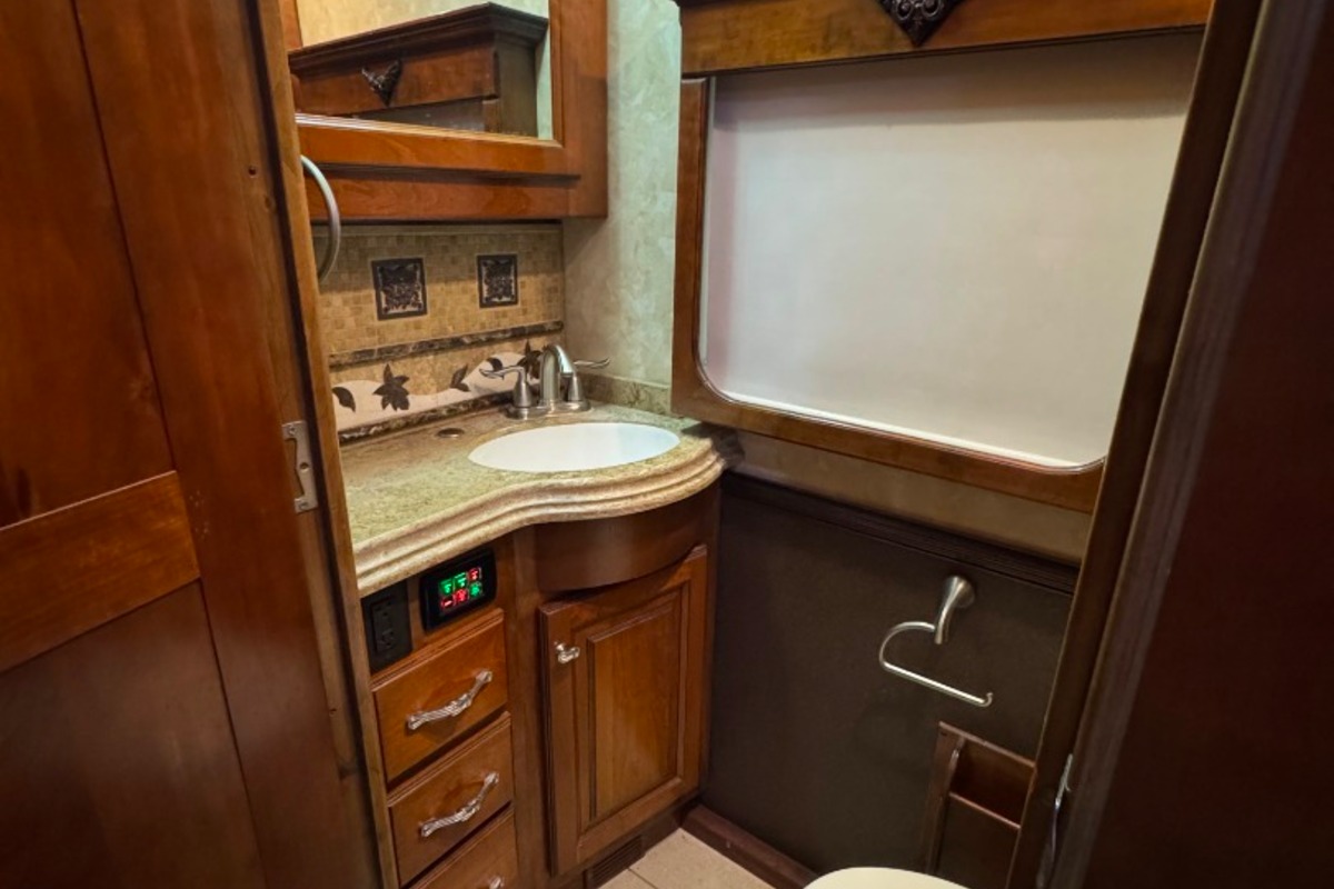 2011 Tiffin Zephyr 45QBZ, 22