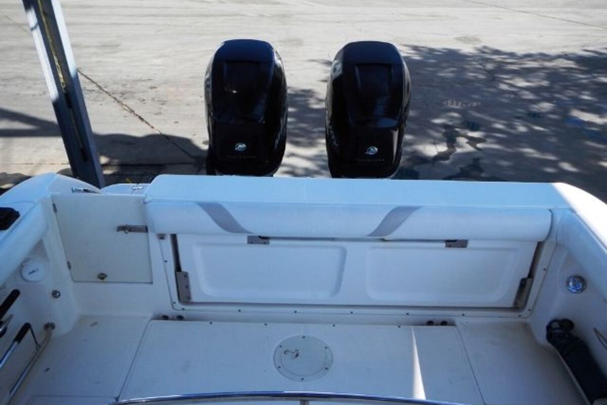 2006 Boston Whaler 320 Outrage Cuddy Cabin, 20
