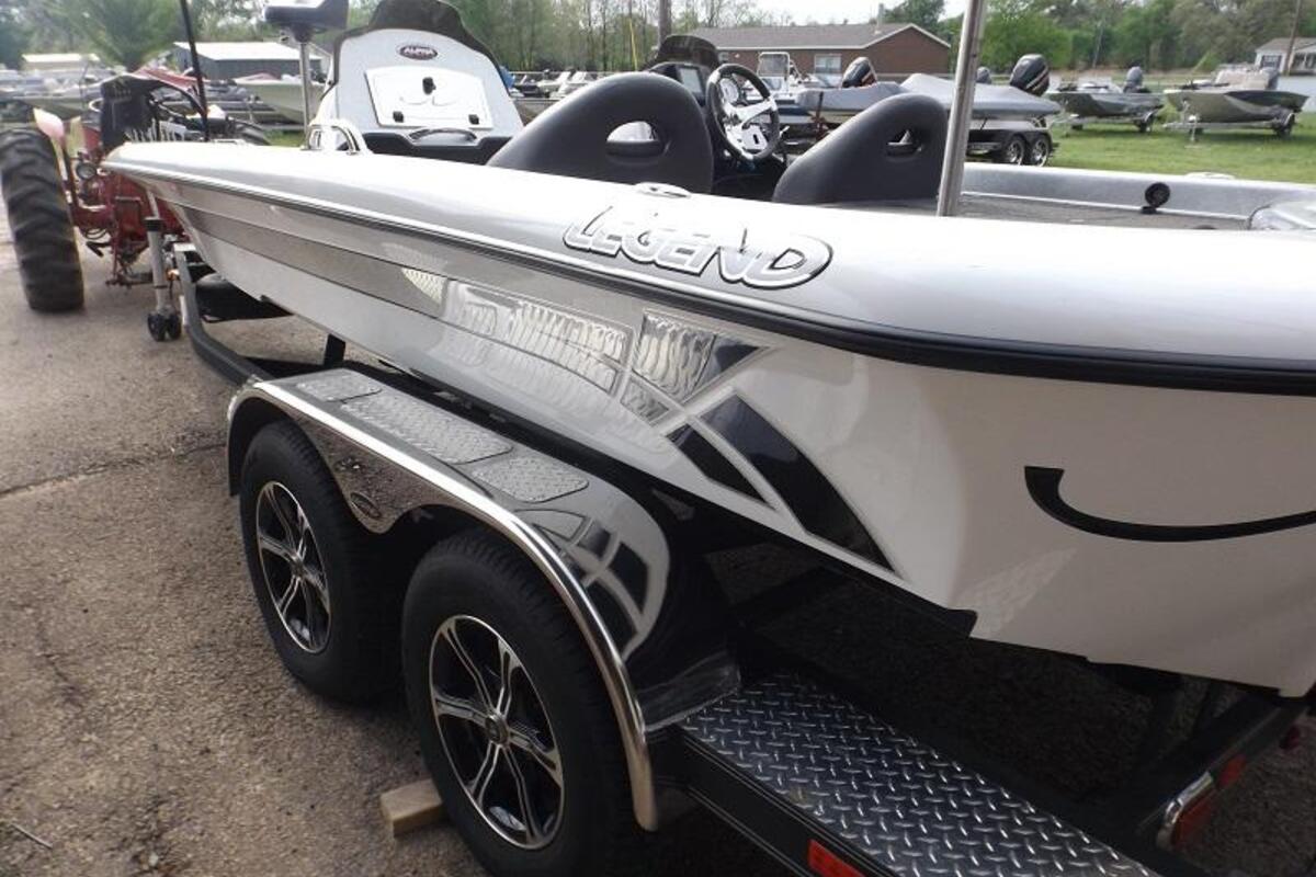 2012 Legend Boats Alpha 211 Dcx, 10