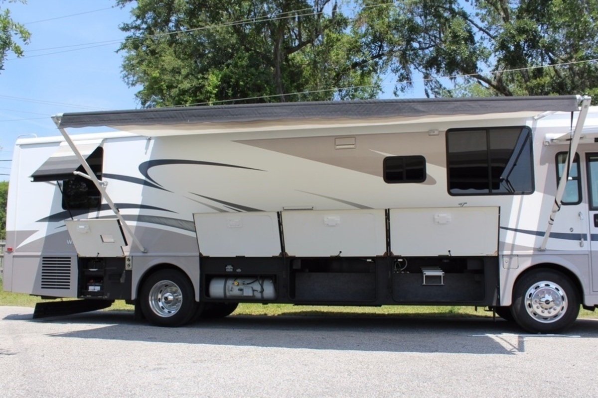 2005 Winnebago Journey 36G, 6