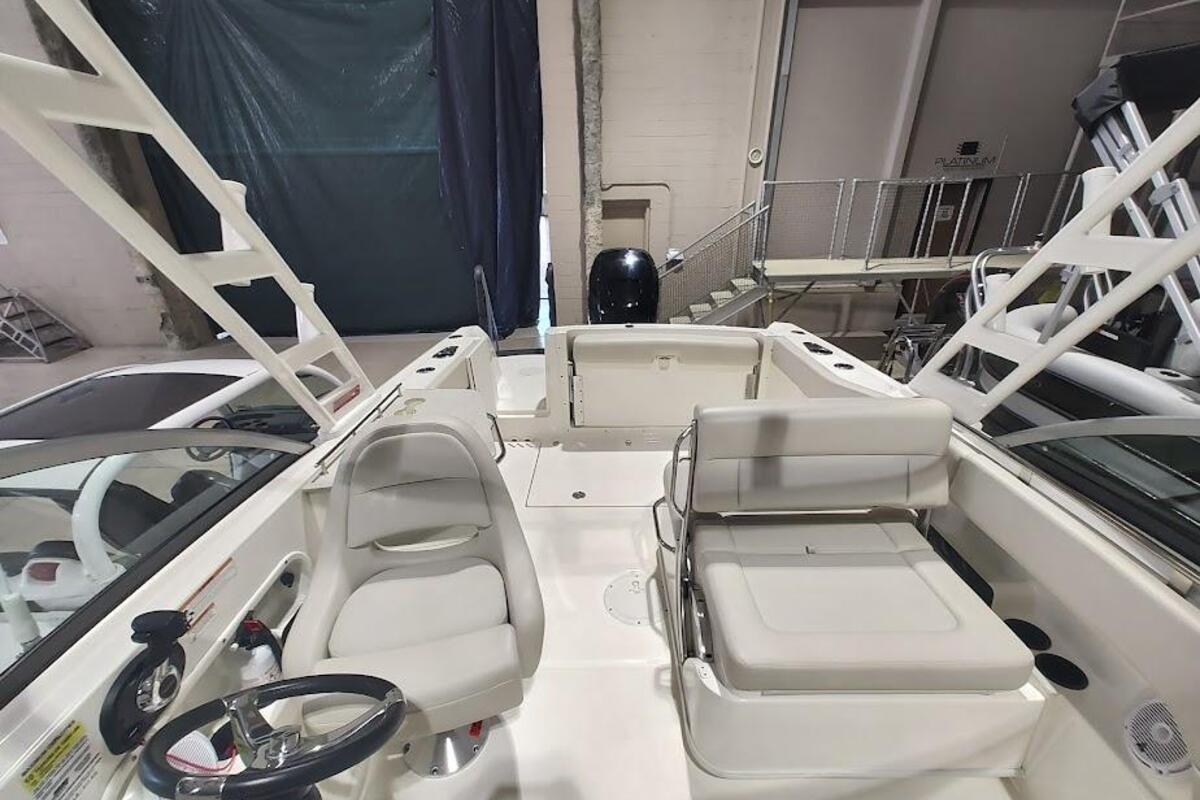 2017 Boston Whaler 230 Vantage, 14