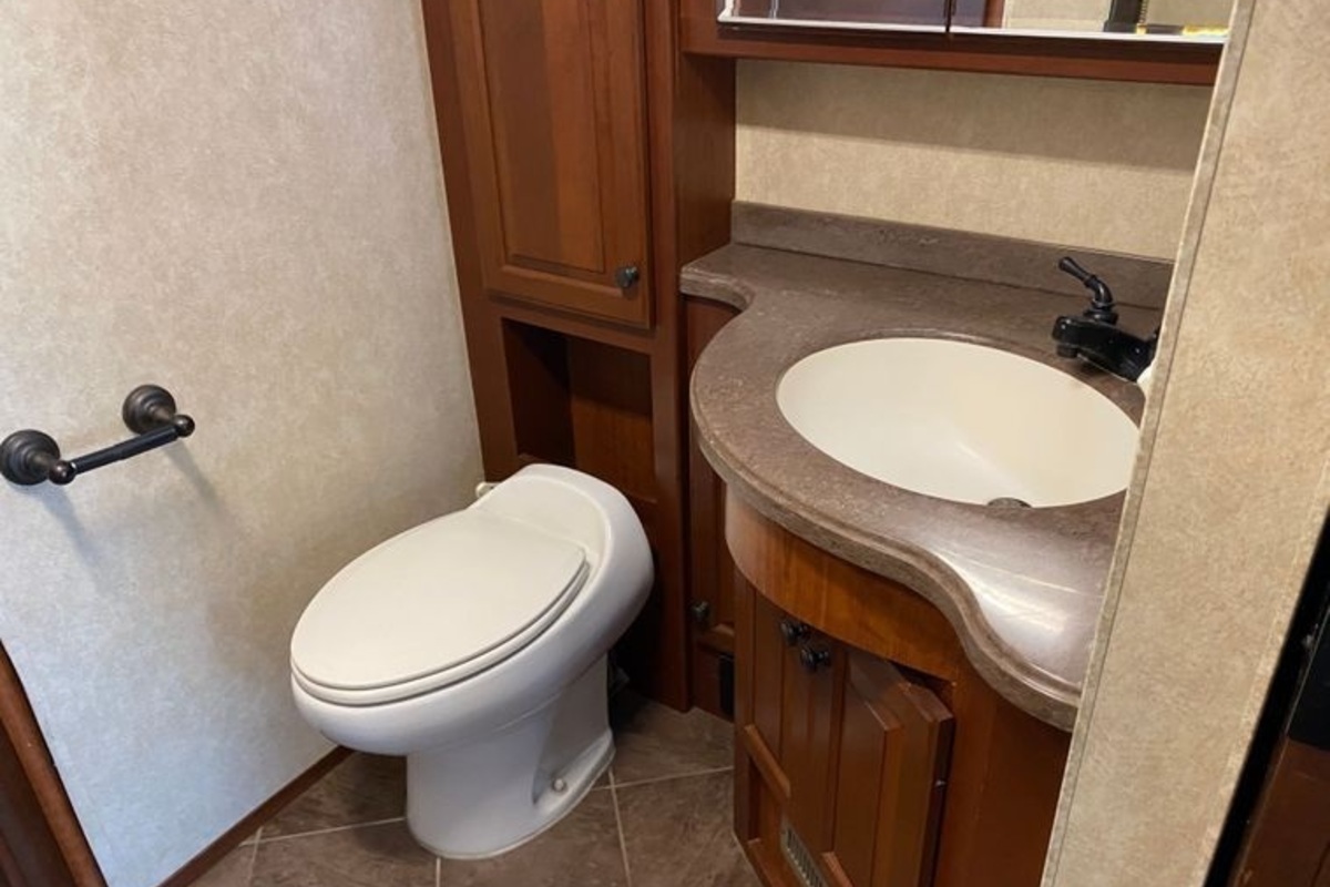 2009 Freightliner XC-R Mandalay RV, 5
