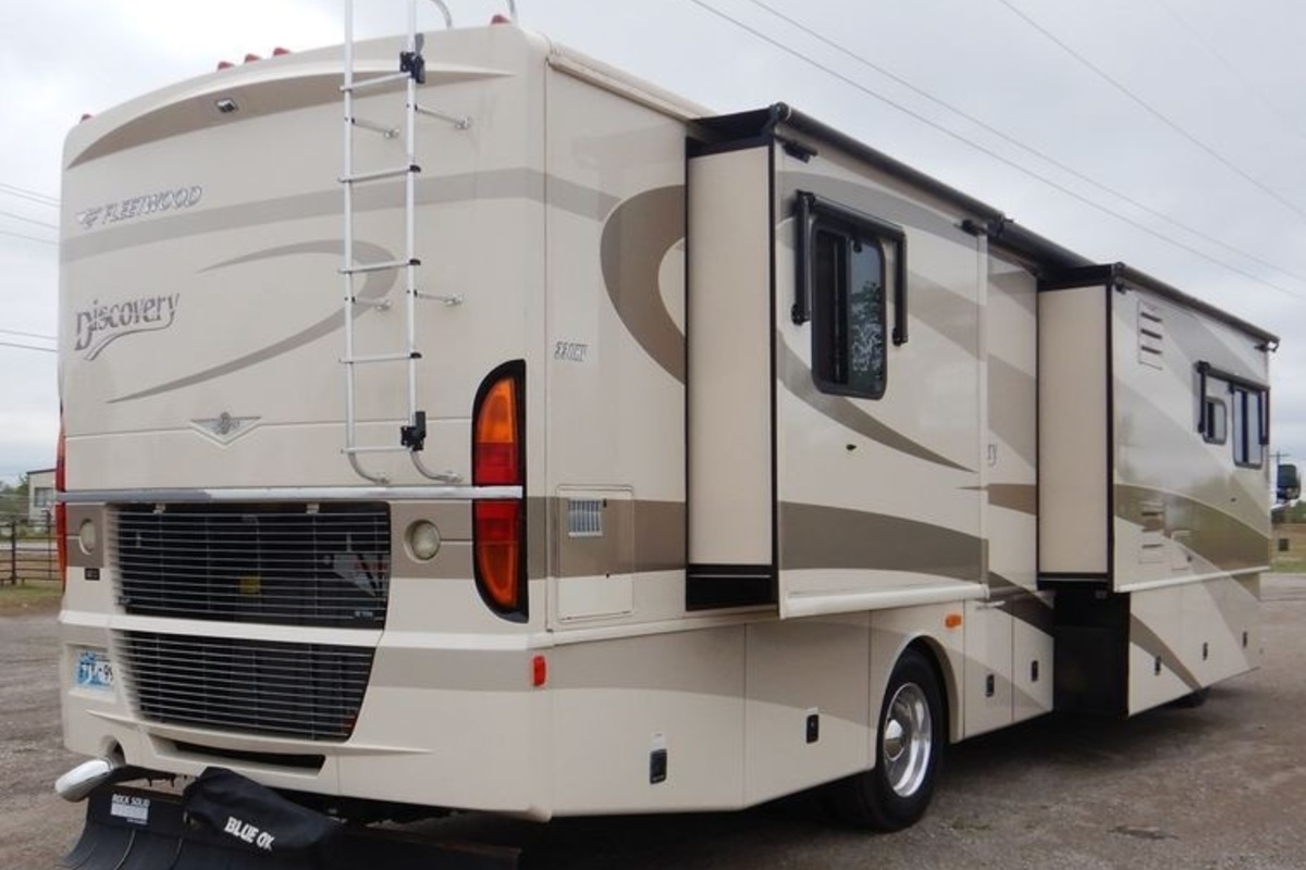 2005 Fleetwood Discovery RV, 3