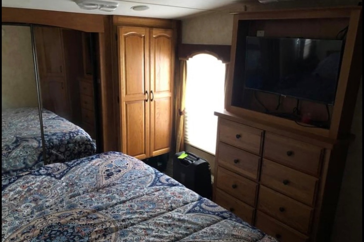 2010 Coachman Brookstone 366RE, 9